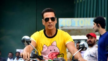 Photos: Akshay Kumar snapped on a bike ride in Juhu