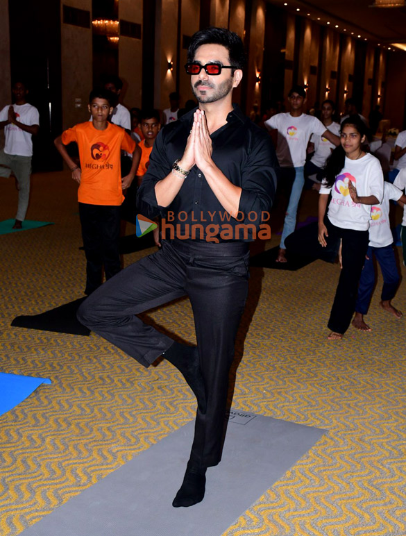 Photos: Aparshakti Khurana snapped with children on International Yoga Day 2024 Photos: Aparshakti Khurana snapped with children on International Yoga Day 2024