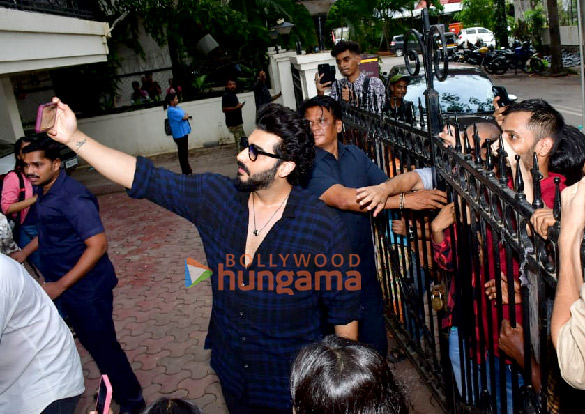photos arjun kapoor snapped celebrating birthday with fans and media cuts cake 1