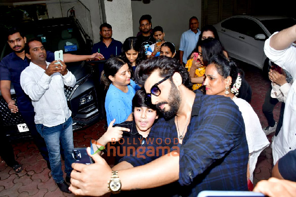 photos arjun kapoor snapped celebrating birthday with fans and media cuts cake 6
