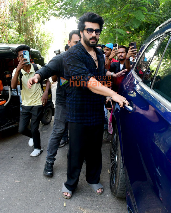 Photos: Arjun Kapoor snapped outside a salon in Khar Photos: Arjun Kapoor snapped outside a salon in Khar