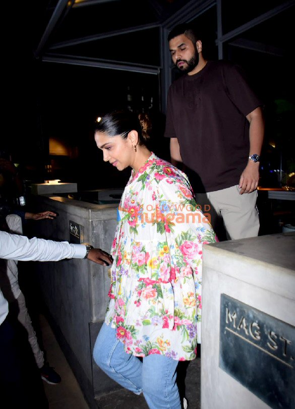 Photos Deepika Padukone with mom spotted at Bandra (4) | Deepika ...