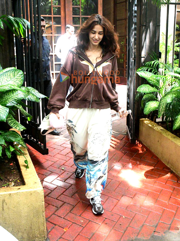 Photos: Disha Patani spotted outside a dance class in Khar Photos: Disha Patani spotted outside a dance class in Khar