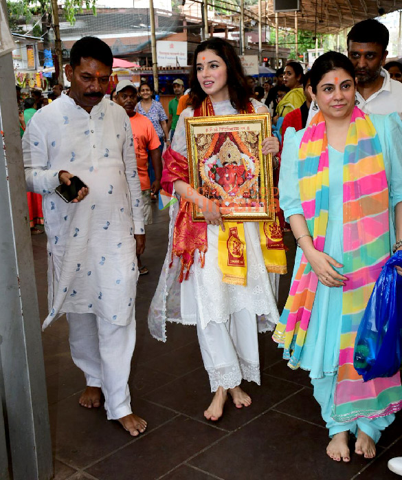 photos divya khossla visits siddhivinayak temple to seek blessings 2