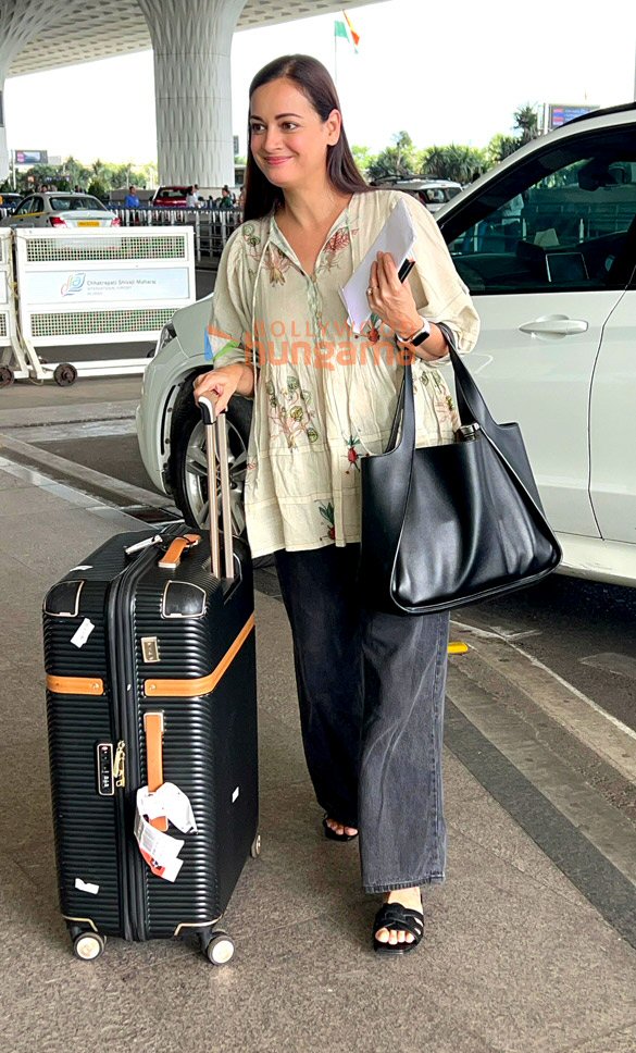 photos kareena kapoor khan dia mirza and others snapped at the airport 5