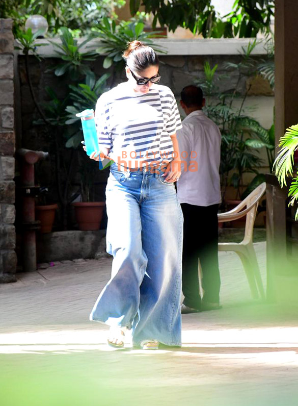 photos kareena kapoor khan snapped outside her residence in bandra 1 4