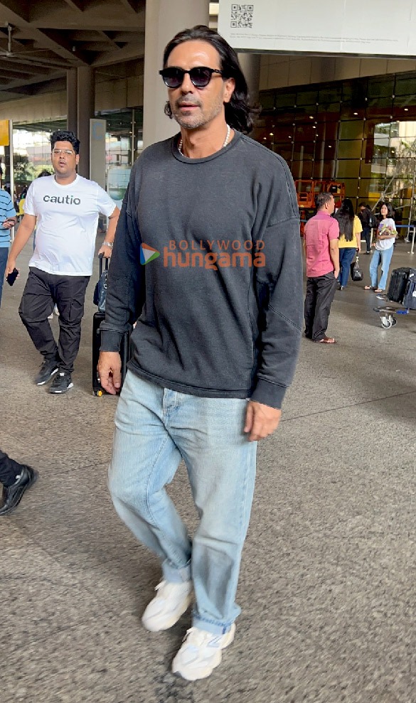 photos kartik aaryan kabir khan arjun rampal and others snapped at the airport 1