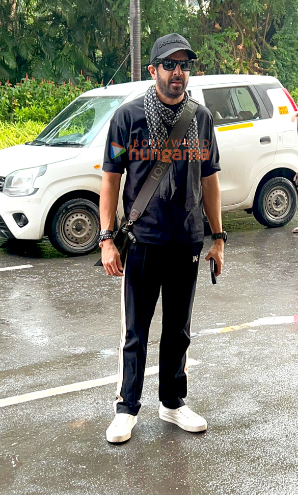 photos kartik aaryan and kabir khan snapped at the airport 3 5