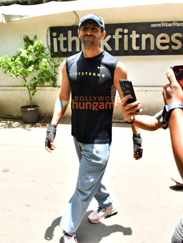 photos kartik aaryan snapped in juhu 2 29