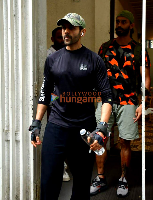 photos kartik aaryan snapped in juhu 3 30