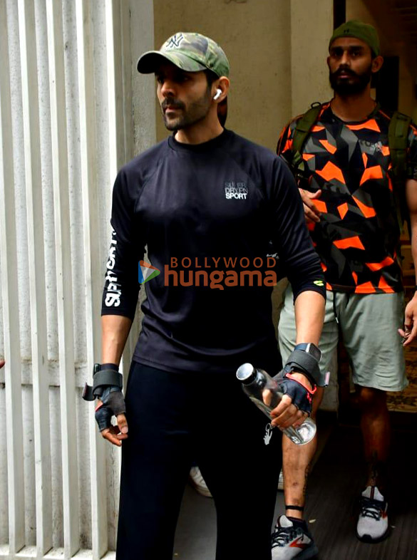 Photos: Kartik Aaryan snapped in Juhu Photos: Kartik Aaryan snapped in Juhu