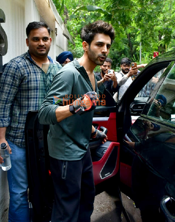 photos kartik aaryan snapped outside the gym in juhu 2 7