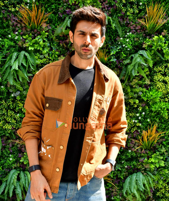 Photos: Kartik Aaryan snapped promoting his film Chandu Champion in Juhu Photos: Kartik Aaryan snapped promoting his film Chandu Champion in Juhu