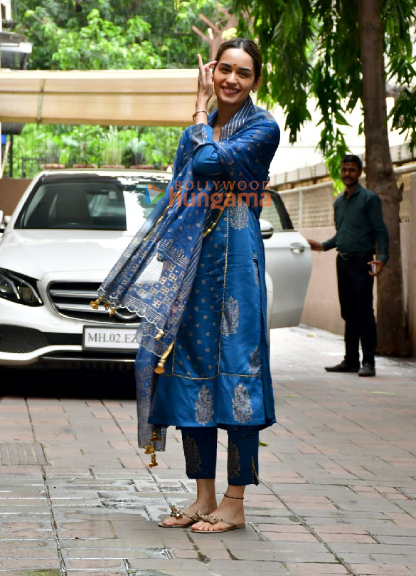photos manushi chhillar snapped in juhu 3 2