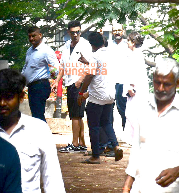 photos ranbir kapoor alia bhatt snapped with raha at their new residence in pali hill 4