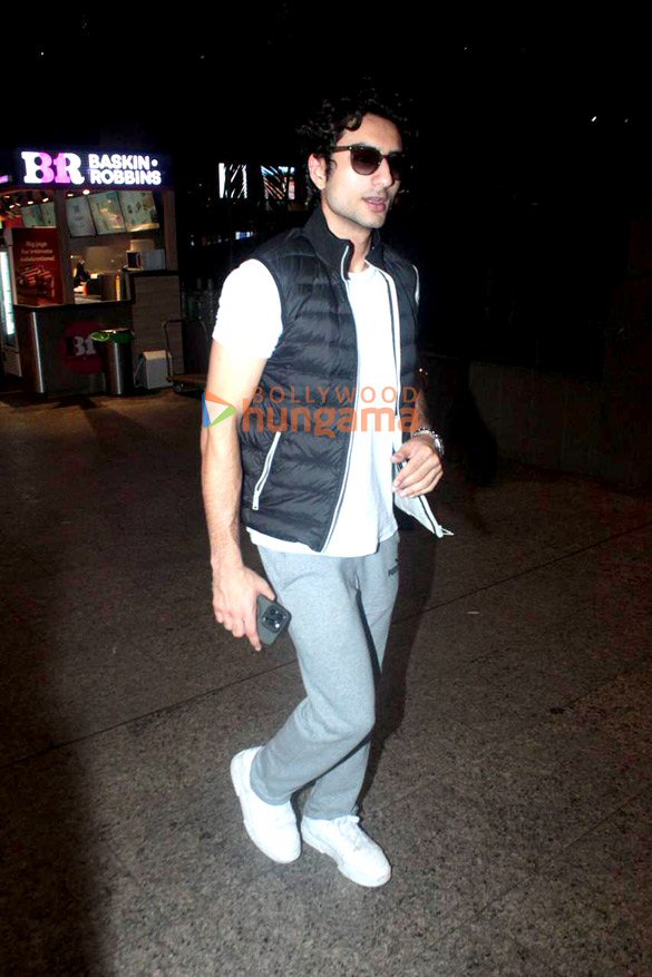 photos ranveer singh deepika padukone and ibrahim ali khan snapped at the airport 5