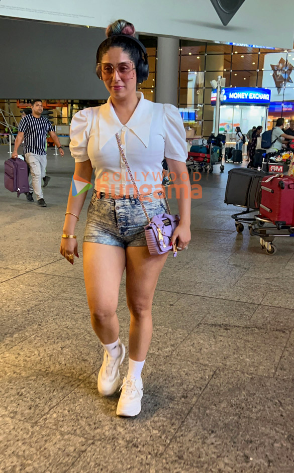 photos shruti haasan and neha bhasin snapped at the airport 2