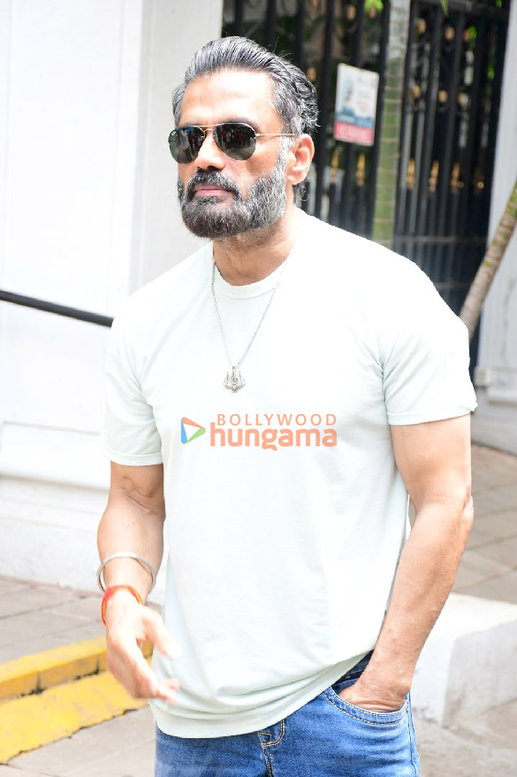photos suniel shetty snapped outside dental clinic in khar 2