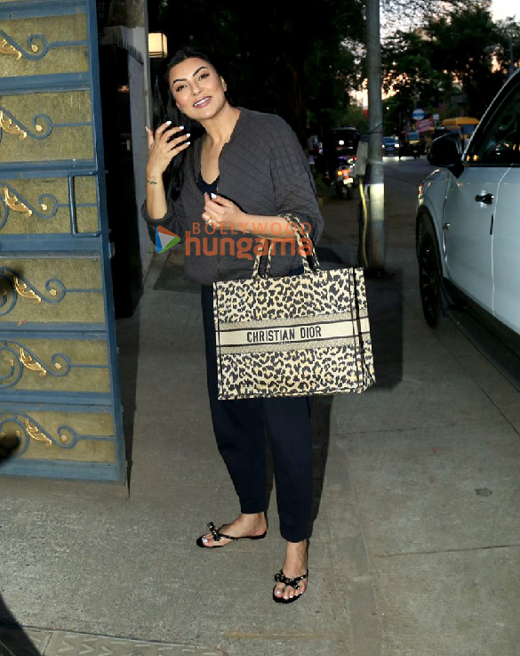 photos sushmita sen snapped in bandra 2 9