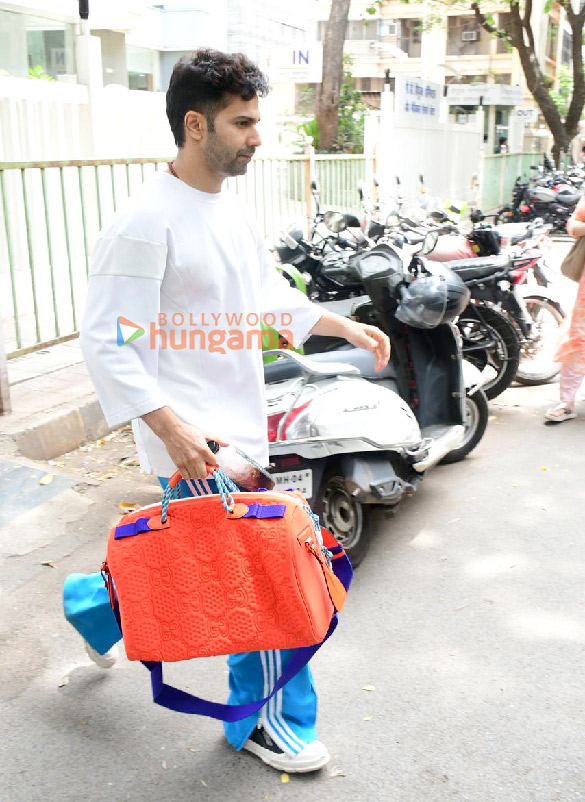 photos varun dhawan leaves for hinduja hospital in bandra 2
