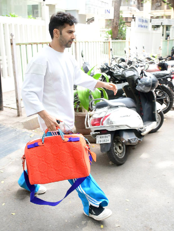 photos varun dhawan leaves for hinduja hospital in bandra 3 2