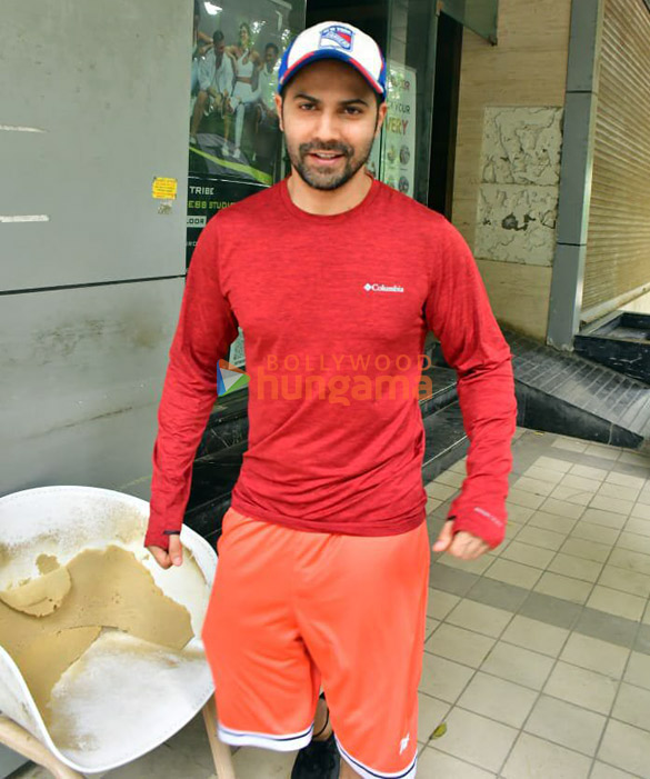 Photos: Varun Dhawan snapped in Juhu Photos: Varun Dhawan snapped in Juhu