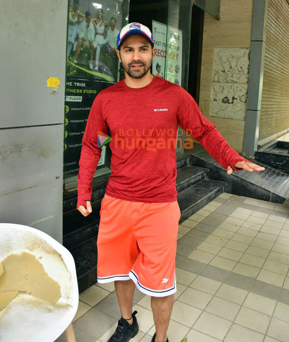 photos varun dhawan snapped in juhu 3 11