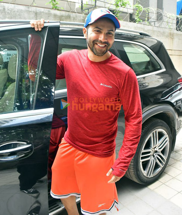 photos varun dhawan snapped in juhu 4 11