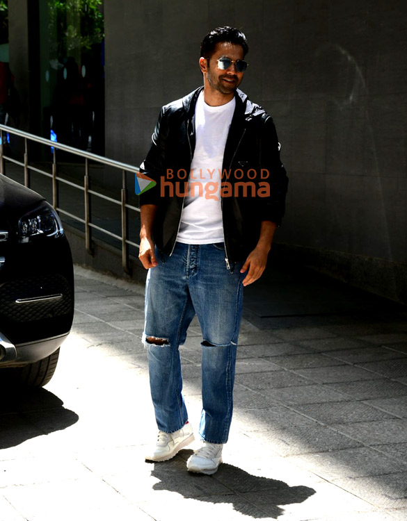 photos varun dhawan snapped leaving hinduja hospital 4