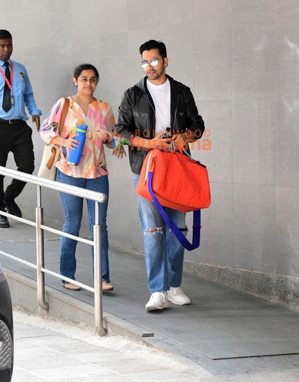 photos varun dhawan snapped leaving hinduja hospital 5