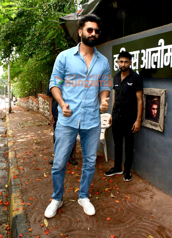 photos vicky kaushal snapped at hakim aalims salon in khar 5