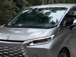 Ranbir Kapoor gets clicked as he arrives in his swanky car