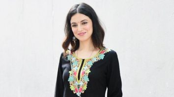 So beautiful! Divya Khossla poses for paps in a black outfit