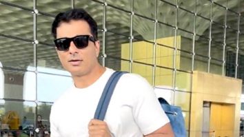 Sonu Sood’s fun banter with his manager & paps at the airport