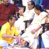 Sonu Nigam washes Asha Bhosle's feet with rose petals in heartfelt tribute, watch