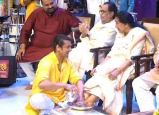 Sonu Nigam washes Asha Bhosle’s feet with rose petals in heartfelt tribute, watch