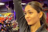 Mrunal Thakur sends in fitness motivation through her workout video