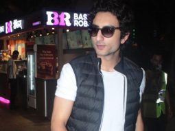Vikrant Massey clicks selfies with fans at the airport