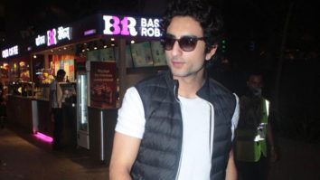 Vikrant Massey clicks selfies with fans at the airport