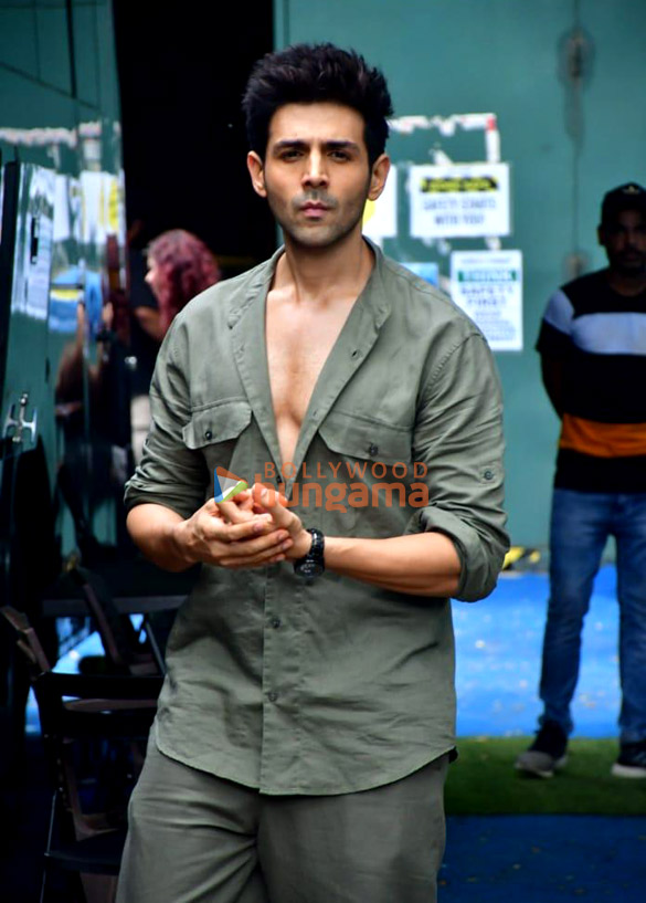 Photos: Kartik Aaryan snapped in Juhu Photos: Kartik Aaryan snapped in Juhu