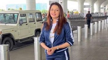 Bhagyashree does ‘Dil Deewana’ hookstep with a pap at the airport