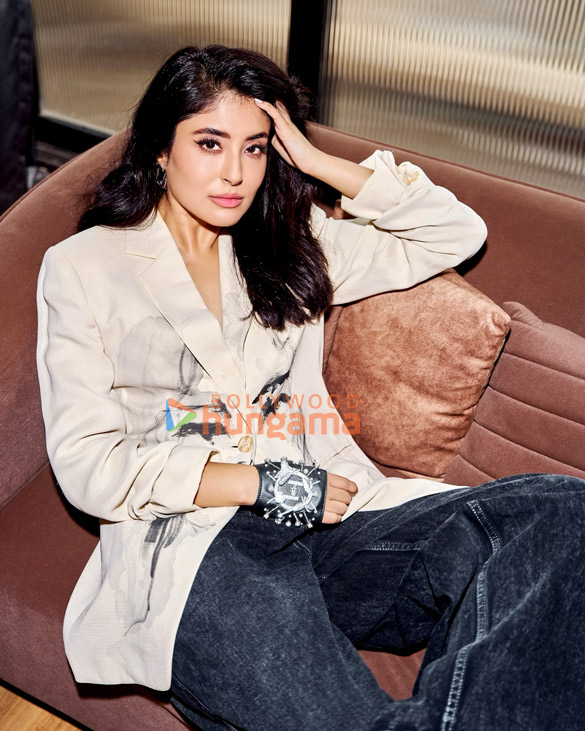kritika kamra 2 34