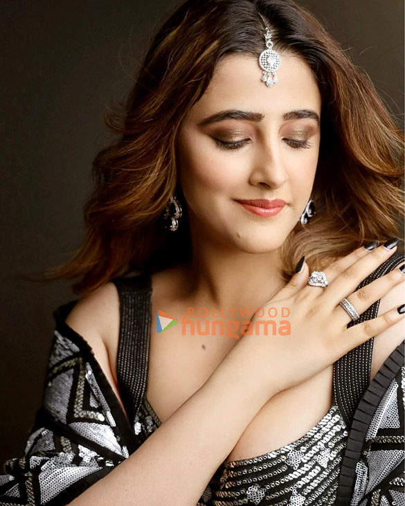 nupur sanon 2 8