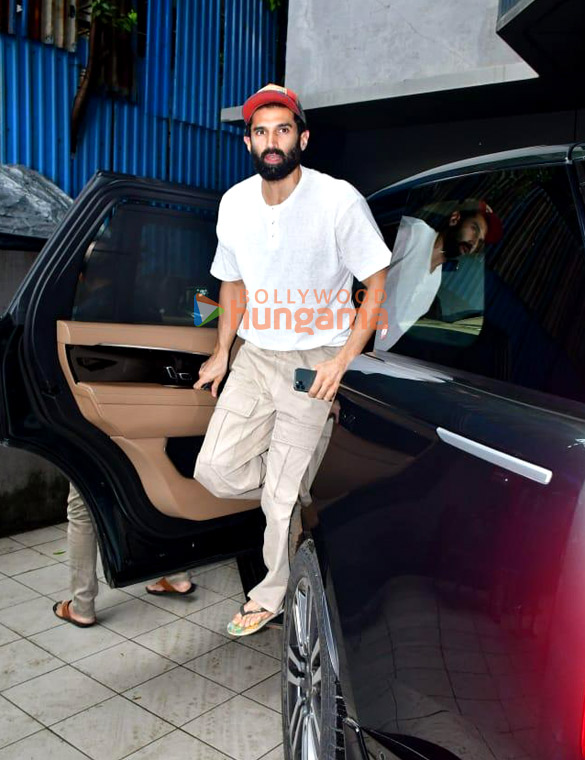 photos aditya roy kapur snapped in andheri 4 2