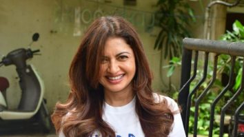Photos: Bhagyashree snapped at Kromakay salon in Juhu