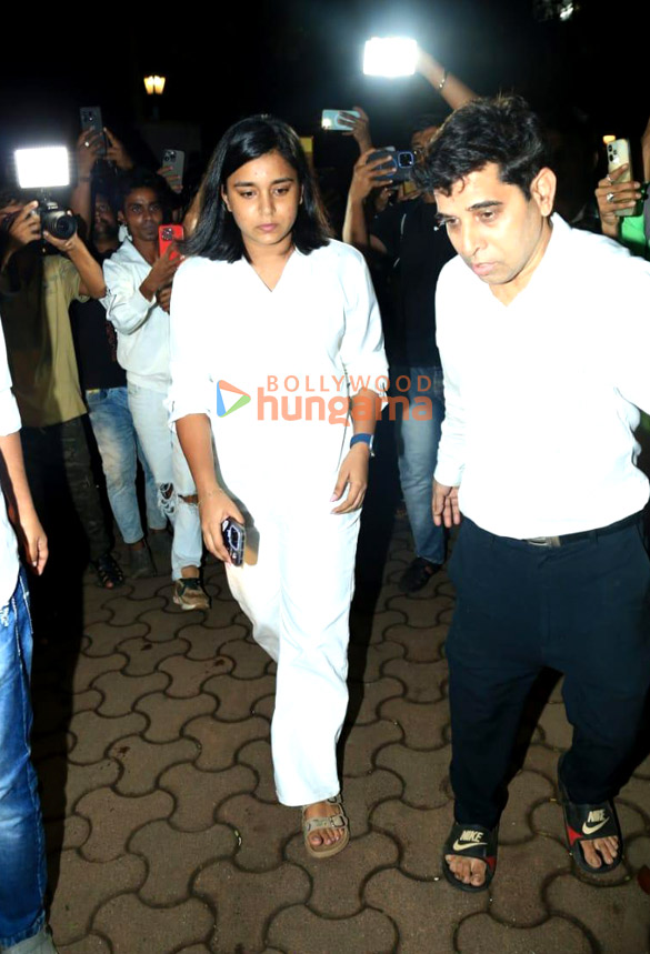 photos celebs arrive at farah khans house to pay last respects to menaka irani 1 2