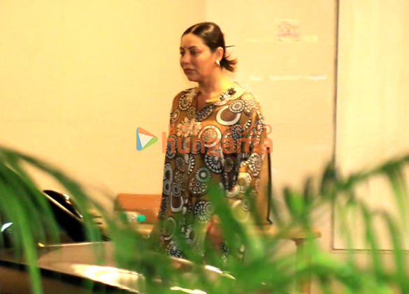 photos celebs arrive at farah khans house to pay last respects to menaka irani 1 3