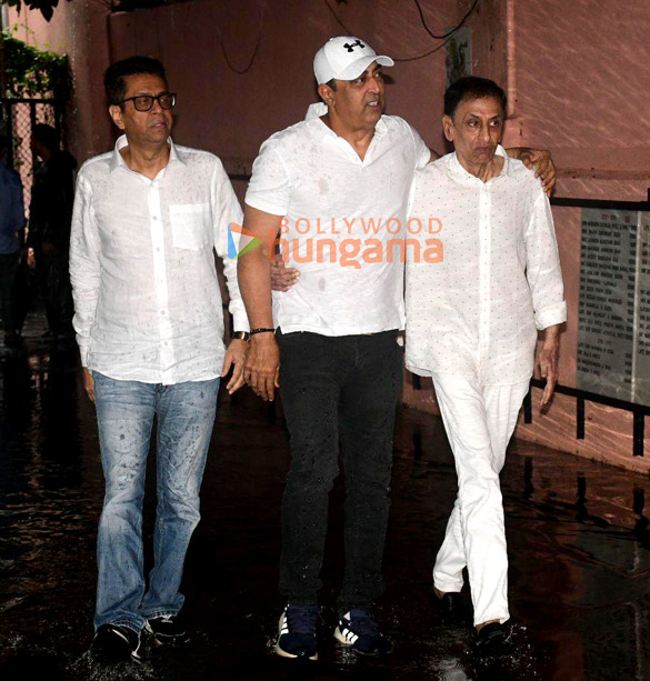photos celebs attend krishan kumars daughter tishaa kumars funeral in mumbai 11