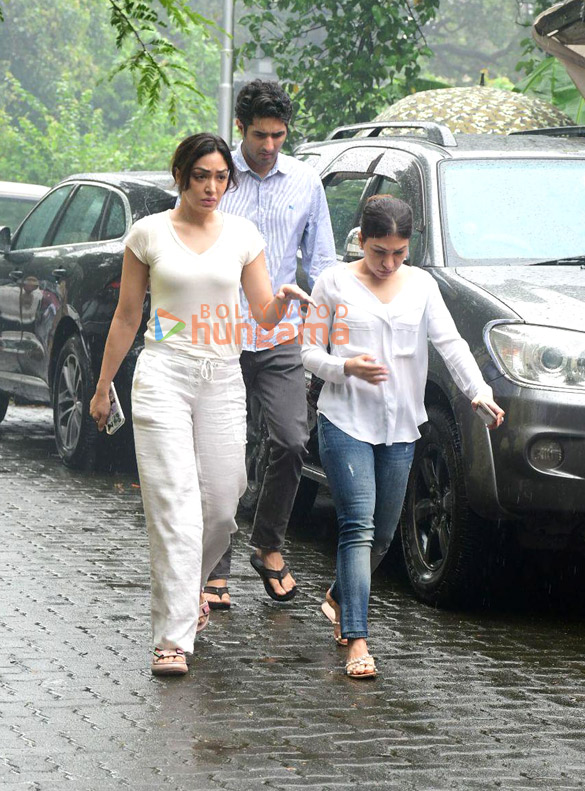 photos celebs attend krishan kumars daughter tishaa kumars funeral in mumbai 3