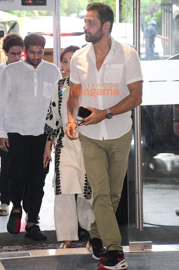 photos celebs attend the prayer meet of krishan kumars daughter tishaa kumar 2